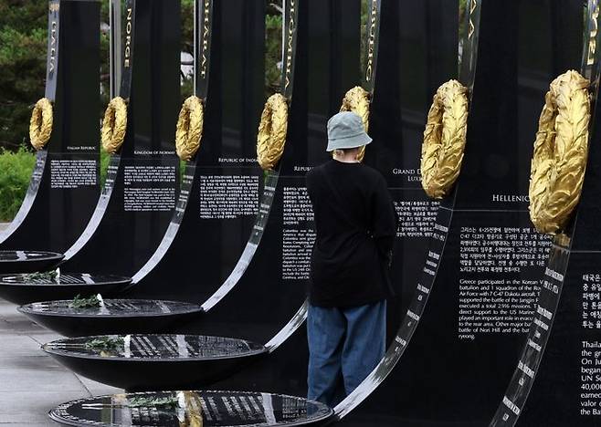 지난 6월 25일 서울 용산구 전쟁기념관을 찾은 한 관람객이 6·25 전쟁 참전국 기념비를 바라보고 있다. ⓒ뉴시스