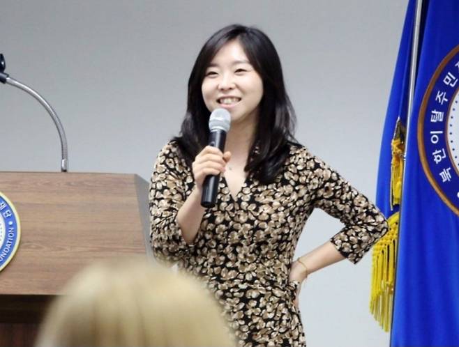 김은주 씨가 2023년 한국을 방문한 미국 대학생들 앞에서 북한의 실상을 설명하며 미소 짓고 있다.