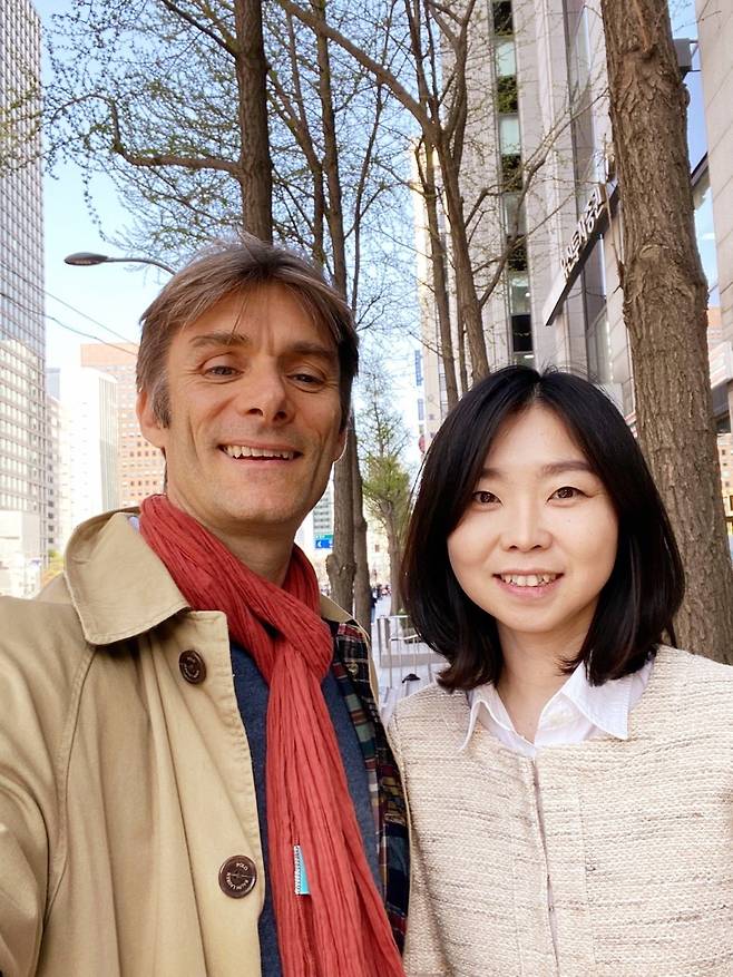 지난해 3월 스위스 제네바에서 ‘열한 살의 유서’를 함께 펴낸 세바스티앙 팔레티 프랑스 일간 피가로 서울 특파원과 만난 김은주 씨.