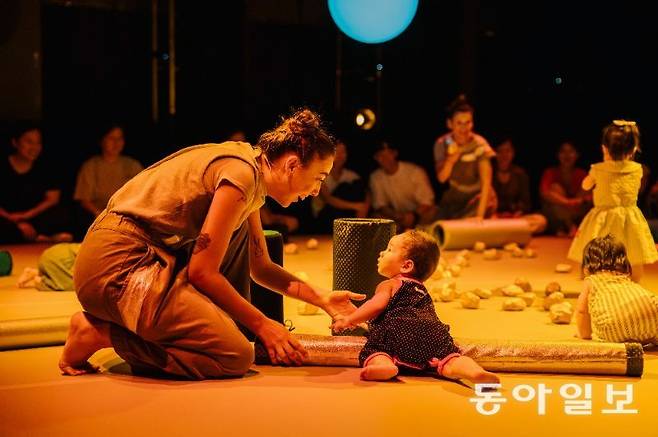 ‘내가 처음 만난 우주’ 공연 중 배우가 아기 관객과 호흡을 맞추고 있다. 국제아동청소년연극협회 제공