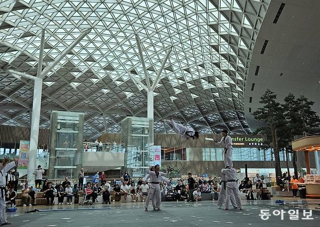 18일 인천국제공항 제2여객터미널 3층 면세구역 동편광장에서 열린 ‘위대한 태권도 특별공연’을 여객들이 관람하고 있다. 이 공연은 9월 13일까지 매주 금·토요일 오후 3시에 진행된다. 인천공항공사 제공