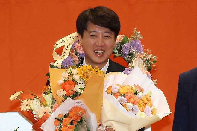 개혁신당 당대표로 선출된 이준석 의원이 27일 오후 서울 여의도 국회에서 열린 당대표 및 최고위원 선출 위한 제2차 전당대회에서 꽃다발을 전달받고 있다. 2025.7.27/뉴스1