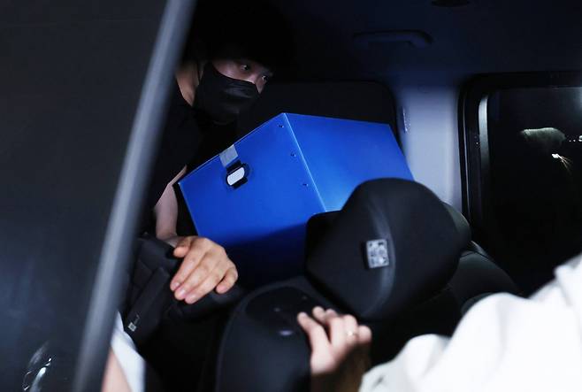 윤석열 전 대통령 배우자 김건희 여사 의혹을 수사하는 민중기 특별검사팀이 3일 오후 서울 종로구 삼부토건 본사에서 압수수색을 마친 후압수품이 담긴 박스를 차량에 싣고 있다. 2025.7.3/뉴스1 ⓒ News1