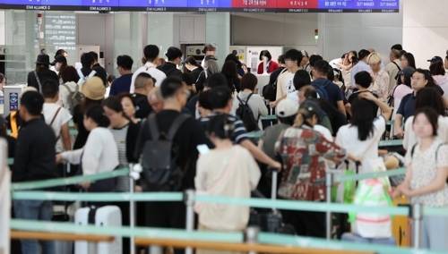 인천 영종도 인천국제공항 1터미널이 탑승객들로 붐비고 있다. [연합뉴스]