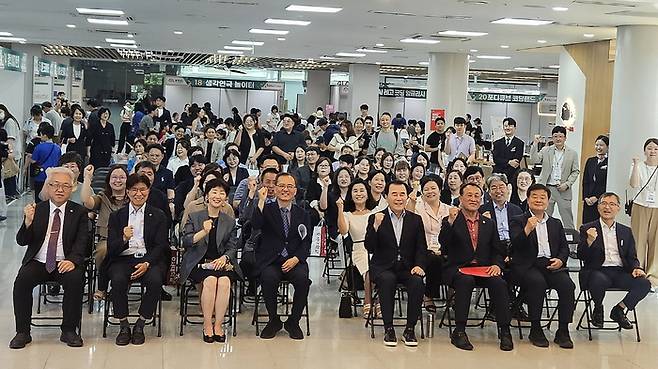 성은현 호서대 부총장(앞줄 왼쪽 세번째)과 김지철 교육감(〃 다섯번째)이 충남 RISE 늘봄학교 선포식에 참석 기념촬영했다.