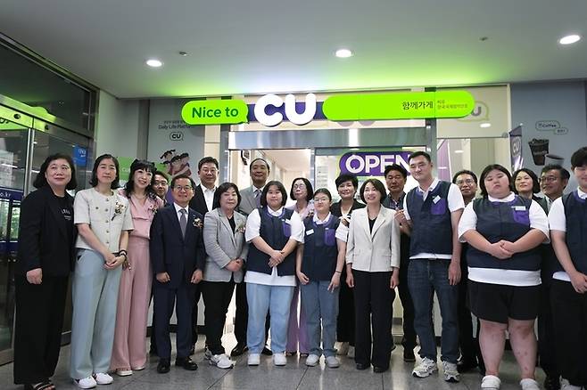 지난 25일 경기도 성남 한국국제협력단(KOICA) 본관에서 열린 개소식에서 민승배 BGF리테일 대표(왼쪽 여섯번째)와 주요 관계자들이 기념 사진을 촬영했다.