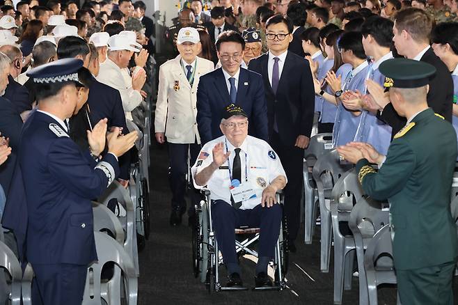 김민석 국무총리가 27일 경기도 고양시 킨텍스에서 열린 유엔군 참전의 날 기념식에 입장하고 있다.