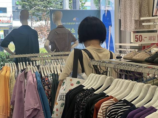 지난 25일 민생회복 소비쿠폰 사용처인 서울의 한 의류매장에서 여성 고객이 매장을 둘러보고 있다. 사진=김현지 기자