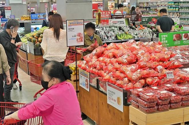 27일 롯데마트 제타플렉스 서울역점에서 소비자들이 과일 및 야채 코너에서 상품을 살펴보고 있다. 롯데마트 제공