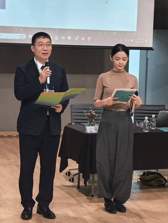중국 계림예술제 조직위원회 총괄 책임자인 하오룽 중국 중앙희극학원 원장(총장)이 26일 인천에서 열린 제43회 대한민국연극제·2025 인천국제연극포럼에 참석해 중국 연극 및 계림예술제에 대해 설명하고 있다. 오른쪽은 김보연 총괄 프로듀서.중국중앙희극학원 제공