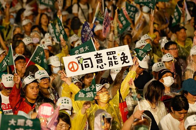 지난 24일 대만 타이페이에서 민주진보당(민진당) 지지자들이 ‘파면 동의’라는 손팻말을 들고 ‘반중’ 국민당 의원 국민소환(파면)을 위한 집회를 열고 있다. 타이베이/EPA 연합뉴스
