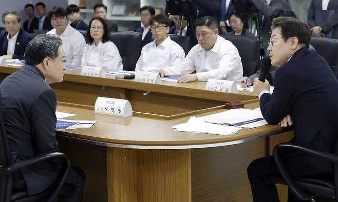 이재명 대통령이 25일 경기 시흥시 SPC 삼립 시흥 공장에서 열린 산업재해 근절 현장 노사간담회에서 허영인 SPC그룹 회장(왼쪽)과 논의하고 있다. 연합뉴스