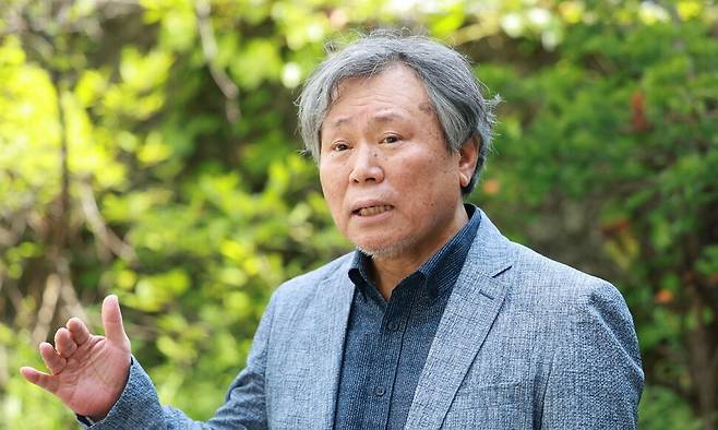 김영범 대구대 명예교수가 22일 오전 서울 마포구 한겨레신문사에서 인터뷰를 하고 있다. 김혜윤 기자 unique@hani.co.kr