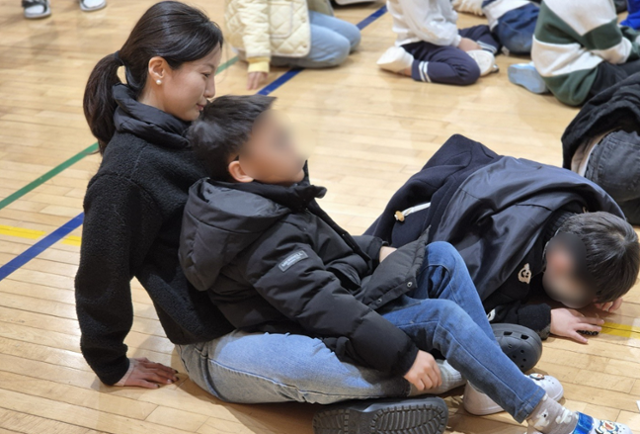 아이와 함께 앉아 놀고 있는 노연경 교사. 노 교사 제공