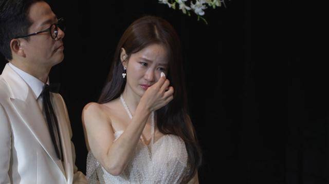 코미디언 김지민이 김준호와의 결혼식을 앞두고 끝내 눈물을 쏟았다. SBS 제공