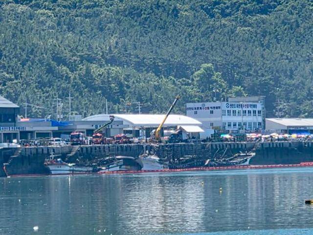 충남 태안군 신진항에 정박 중이던 어선에서 전날 난 불로 전소, 반소 피해를 입은 선박들이 27일 항구에 묶여 있다. 이기동 선장 제공