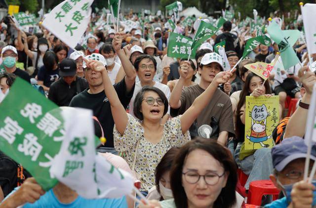 대만에서 26일 야당인 국민당 소속 의원 24명을 파면할지 여부를 결정하는 투표가 실시된 후, 결과가 집계되자 타이베이 시민들이 환호하고 있다. 타이베이=AP 연합뉴스