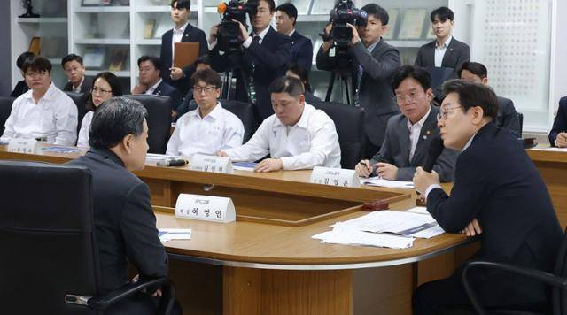 이재명 대통령이 25일 경기도 시흥시 SPC 삼립 시화공장을 방문해 허영인 SPC그룹 회장, 김인혁 SPC삼립노조위원장 등과 산업재해 근절 현장 노사간담회를 갖고 있다. 왕태석 선임기자