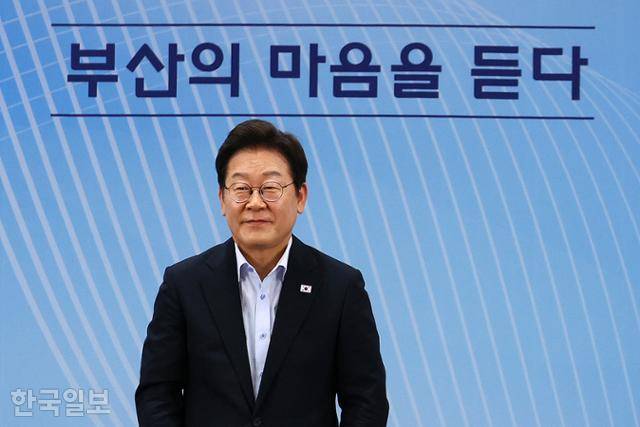 이재명 대통령이 25일 부산 부경대에서 타운홀미팅 형식으로 진행한 '국민소통 행보, 부산의 마음을 듣다' 간담회에서 인사를 마치고 착석하고 있다. 왕태석 선임기자