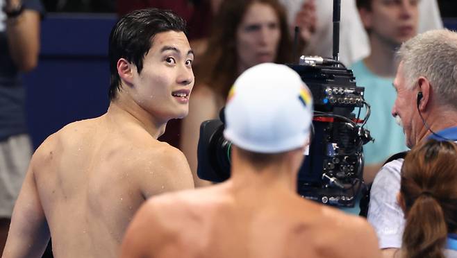 <yonhap photo-5532=""> 예선 마친 황선우 (파리=연합뉴스) 김인철 기자 = 황선우가 28일(현지시간) 오전 프랑스 파리 라데팡스 아레나에서 2024 파리올림픽 수영 남자 자유형 200m 예선전 후 경기장을 나서고 있다. 2024.7.28 yatoya@yna.co.kr/2024-07-28 18:22:13/ <저작권자 ⓒ 1980-2024 ㈜연합뉴스. 무단 전재 재배포 금지, AI 학습 및 활용 금지></yonhap>