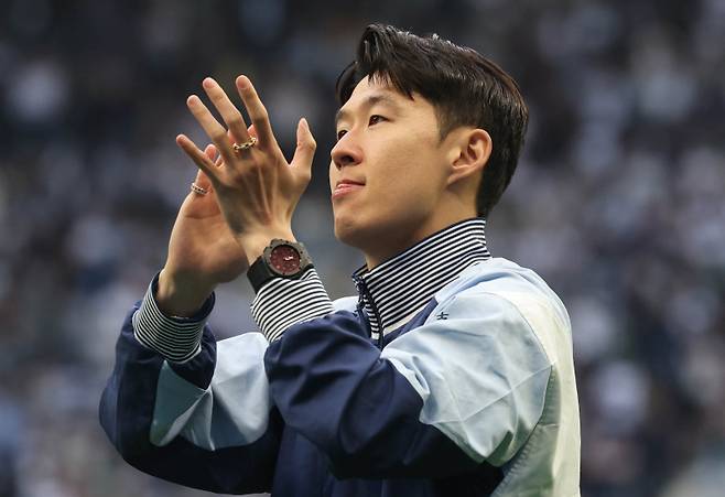 브라이턴과 2024~25시즌 EPL 최종전을 마친 뒤 손흥민이 인사하는 모습. 사진=EPA 연합뉴스