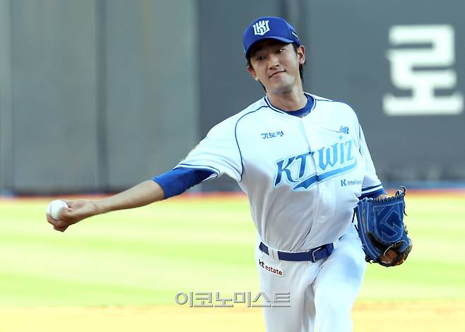 27일 오후 수원 KT위즈파크에서 열린 2025 프로야구 삼성과 KT 경기. KT 선발 고영표가 역투하고 있다. 수원=정시종 기자 capa@edaily.co.kr /2025.07.27.