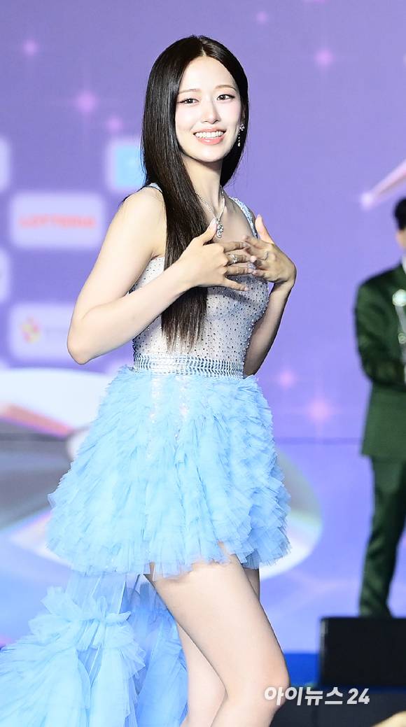 그룹 아이브(IVE) 안유진이 26일 오후 경기도 고양 일산서구 대화동 킨텍스에서 열린&nbsp;2025 SBS 가요대전 Summer(써머) 블루카펫 행사에 참석하고 있다. [사진=정소희 기자]