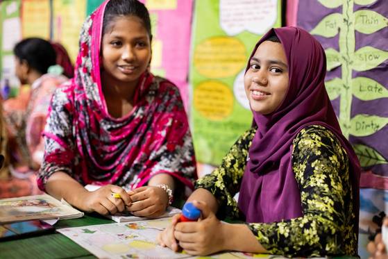 지난 8일 다카 슬럼가에 위치한 한 대안학교에서 미나라(13)와 마리아(11)가 벵골어 수업을 듣고 있다. 사진 유니세프