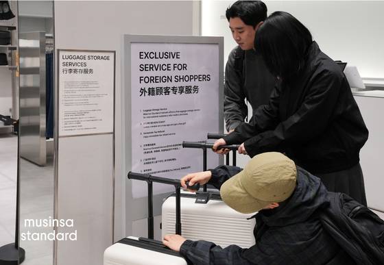 무신사 스탠다드 오프라인 매장 외국인 고객 특화 서비스 제공, 무신사