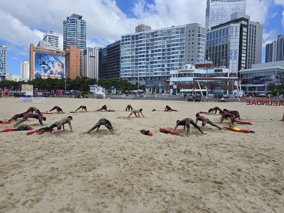 해운대 해수욕장 민간 수상구조대원 20여명이 지난 24일 육상에서 체력단련을 하고 있다. 사진 이은지 기자