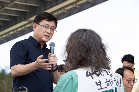 김성환 환경부 장관이 지난 24일 세종시 한솔동에서 금강 세종보 재가동 중단을 요구하며 농성 중인 환경단체 관계자들과 만나 대화를 나누고 있다. 뉴스1