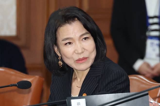 이진숙 방통위원장이 18일 서울 종로구 정부서울청사에서 열린 국무회의에서 참석해 국무위원들과 대화하고 있다. 대통령실사진기자단