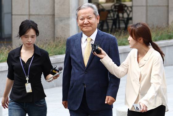 이상민 전 행정안전부 장관이 25일 오전 서울 서초구 서울고등검찰청에 마련된 내란 특검 사무실에서 '언론사 단전·단수 의혹' 관련 피의자 조사를 받기 위해 출석하고 있다. 뉴스1