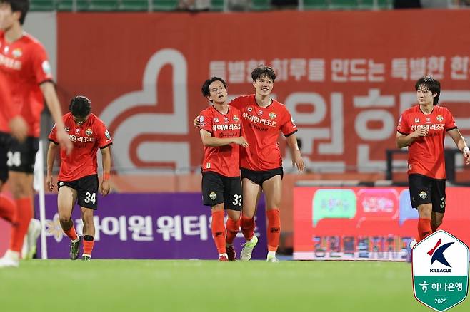 극적인 동점골을 뽑아낸 프로축구 강원FC 홍철. [사진 프로축구연맹]