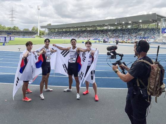 남자 육상 400m 계주 대표팀. 왼쪽부터 김정윤, 이재성, 나마디 조엘진, 서민준. 사진 대한육상연맹