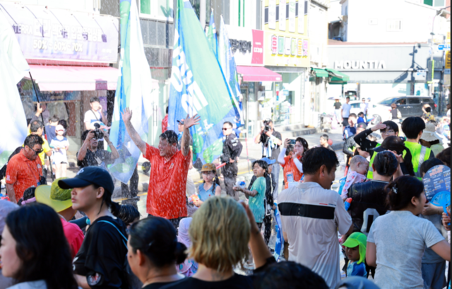 ▲ 태백시문화재단이 주관하는 ‘제10회 한강·낙동강 발원지 축제’가 26일 황지연못 메인무대에서 이철규 국회의원, 이상호 태백시장, 고재창 태백시의장 등 기관·단체장과 시민 등 500여명이 참석한 가운데 워터워킹퍼레이드·개막식·불꽃놀이 등 행사 를 갖고, 8월 3일까지 9일간의 축제 일정에 들어갔다.