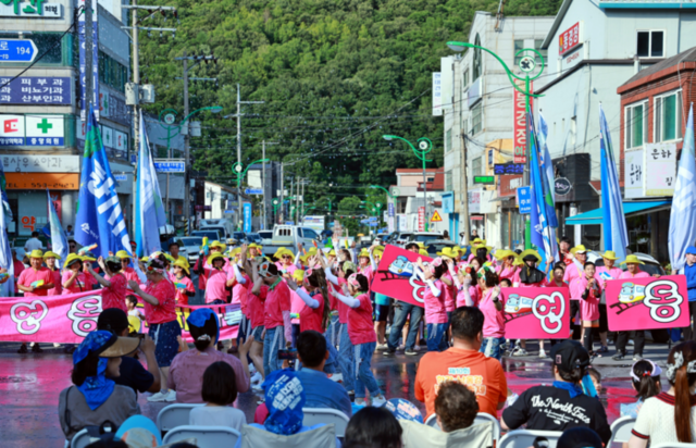 ▲ 태백시문화재단이 주관하는 ‘제10회 한강·낙동강 발원지 축제’가 26일 황지연못 메인무대에서 이철규 국회의원, 이상호 태백시장, 고재창 태백시의장 등 기관·단체장과 시민 등 500여명이 참석한 가운데 워터워킹퍼레이드·개막식·불꽃놀이 등 행사 를 갖고, 8월 3일까지 9일간의 축제 일정에 들어갔다.
