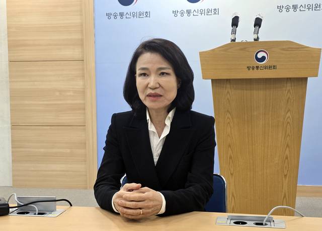 ▲ 이진숙 방송통신위원장이 지난 9일 경기 과천시 정부과천청사 방송통신위원회에서 국무회의 배석에서 제외된 것과 관련해 “아쉽게 생각한다”면서도 “임기는 내년까지”라며 여권에서 제기되는 사퇴 요구에는 응할 의사가 없음을 밝혔다. 연합뉴스