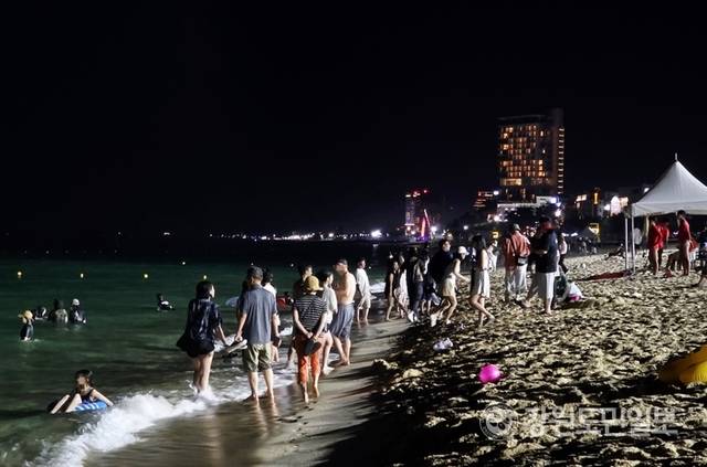 ▲ 지난 26일 오후 8시 30분쯤 찾은 강원 강릉 경포해수욕장. 피서객들이 야간 해수욕을 즐기며 더위를 식히고 있다.황선우 기자