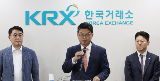 지난 9일 한국거래소에서 열린 ‘자본시장 불공정거래 근절 합동브리핑’. 왼쪽부터 이승우 금융감독원 부원장보, 이윤수 금융위원회 증권선물위원회 상임위원, 김홍식 한국거래소 시장감시위원장