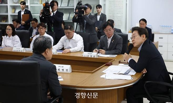 이재명 대통령이 지난 25일 경기도 시흥시 SPC 삼립 시화공장에서 열린 산업재해 근절 현장 노사간담회에서 허영인 SPC그룹회장과 대화하고 있다. 김창길 기자