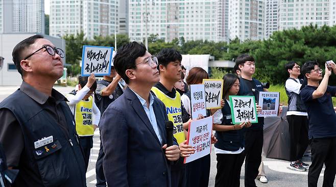 김영훈 고용노동부 장관이 지난 26일 경북 구미 한국옵티칼하이테크 공장을 방문해 566일째 고공농성 중인 박정혜 금속노조 한국옵티칼하이테크지회 수석부지회장과 대화하고 있다. 고용노동부 제공