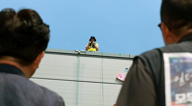 박정혜 한국옵티칼하이테크지회 수석부지회장이 지난 26일 경북 구미 공장을 찾은 김영훈 고용노동부 장관에게 고용승계 문제 해결을 촉구하고 있다. 고용노동부 제공