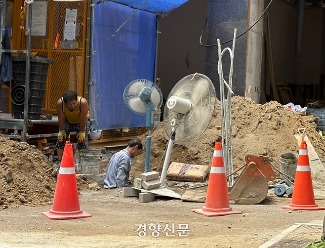 지난 26일 오후 2시쯤 서울 서대문구의 한 공사 현장에 더위를 식히기 위한 대형 선풍기가 설치됐다. 전현진 기자
