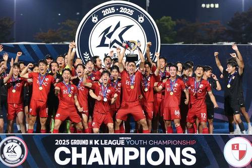 부산 아이파크 U18 개성고 선수들이 우승 트로피를 들고 환호하고 있다.  한국프로축구연맹 제공