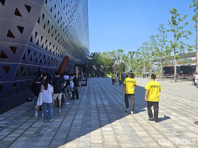 포토존에서 사진을 찍으려는 팬들. 송한석 기자