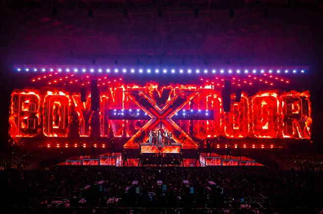 그룹 보이넥스트도어가 27일 서울 방이동 올림픽공원 KSPO돔에서 열린 첫 단독 투어 ‘노크 온 볼륨 1’ 파이널 3회차 공연에서 무대를 펼치고 있다. KOZ엔터테인먼트 제공