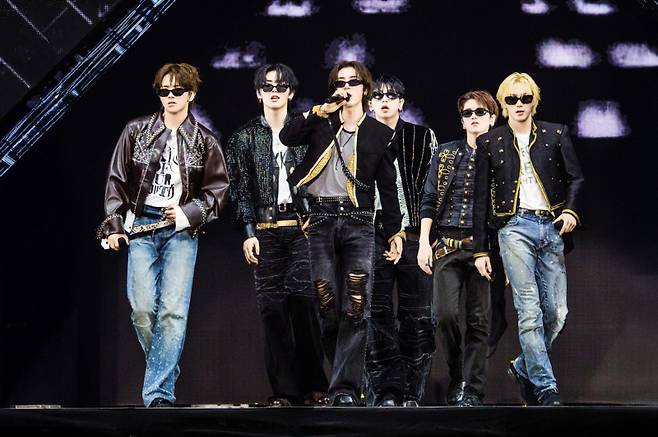 그룹 보이넥스트도어가 27일 서울 방이동 올림픽공원 KSPO돔에서 열린 첫 단독 투어 ‘노크 온 볼륨 1’ 파이널 3회차 공연에서 무대를 펼치고 있다. KOZ엔터테인먼트 제공