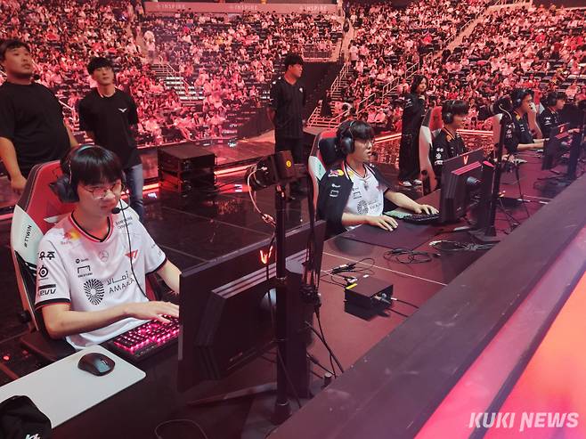 T1선수단이 27일 인천 인스파이어 아레나에서 열린 ‘2025 LCK’ 정규시즌 레전드 그룹 3라운드 농심과의 경기를 앞두고 장비 점검을 하고 있다. 송한석 기자