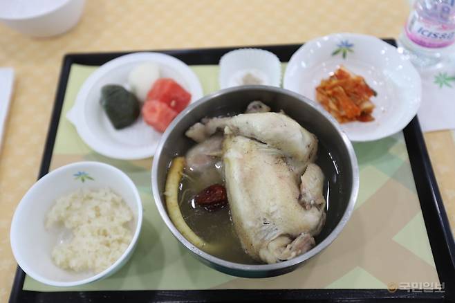 꽃재교회가 지난 23일 서울 성동구 교회에서 지역 어르신들에게 대접한 삼계탕 한 상. 꽃재교회 제공